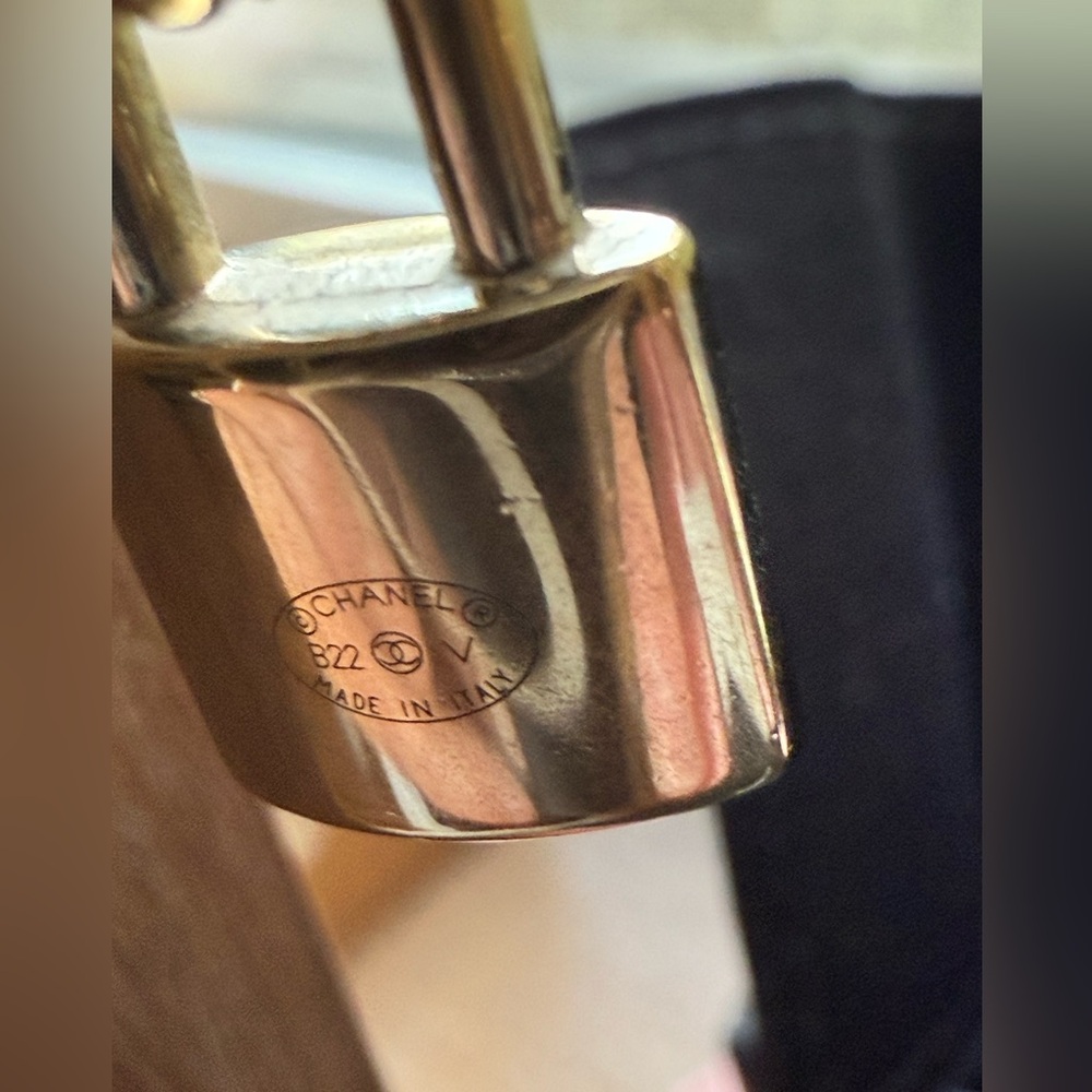 👑 Chanel Gold Metal CC Padlock Earrings, 2022 - Picture 8 of 9